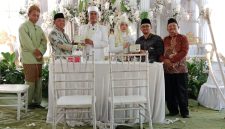 Pasangan pengantin menerima dokumen pernikahan dalam Program Nikah Gratis yang diinisiasi Kepala Kampung Bandar Sari, Tarwani. Program tersebut mencakup pengurusan administrasi nikah hingga penerbitan buku nikah secara gratis bagi warga Kampung Bandar Sari.
