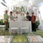 Pasangan pengantin menerima dokumen pernikahan dalam Program Nikah Gratis yang diinisiasi Kepala Kampung Bandar Sari, Tarwani. Program tersebut mencakup pengurusan administrasi nikah hingga penerbitan buku nikah secara gratis bagi warga Kampung Bandar Sari.