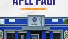 ASN dan PPPK KSOP Kelas IV Pulang Pisau berfoto bersama usai Apel Pagi Gabungan di halaman kantor KSOP, Senin (8/6/2026). Kegiatan yang dirangkaikan dengan penyaluran bantuan sosial tersebut menjadi sarana penguatan nilai integritas, loyalitas, tanggung jawab, serta kepedulian sosial dalam mendukung pelayanan publik.