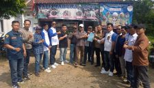 Perwakilan organisasi wartawan dan media di Kabupaten Way Kanan didampingi kuasa hukum saat berada di Polres Way Kanan usai melayangkan laporan terkait unggahan media sosial yang diduga mencemarkan nama baik profesi jurnalis, Senin (8/6/2026). Foto: Istimewa.