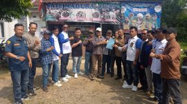 Perwakilan organisasi wartawan dan media di Kabupaten Way Kanan didampingi kuasa hukum saat berada di Polres Way Kanan usai melayangkan laporan terkait unggahan media sosial yang diduga mencemarkan nama baik profesi jurnalis, Senin (8/6/2026). Foto: Istimewa.