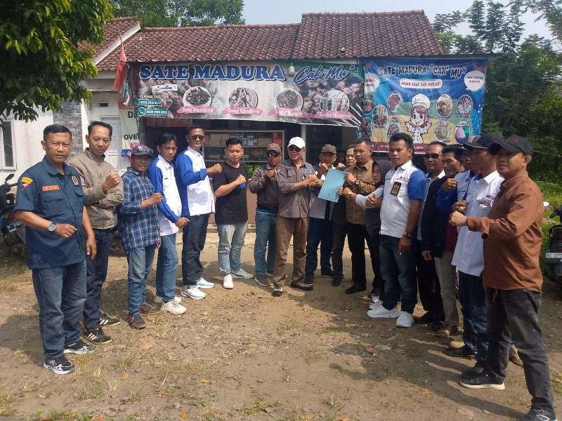 Perwakilan organisasi wartawan dan media di Kabupaten Way Kanan didampingi kuasa hukum saat berada di Polres Way Kanan usai melayangkan laporan terkait unggahan media sosial yang diduga mencemarkan nama baik profesi jurnalis, Senin (8/6/2026). Foto: Istimewa.