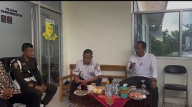 Foto: Komandan Denpom II/3 Lampung saat bersilaturahmi dan berdiskusi bersama jajaran Subdenpom Persiapan Kabupaten Way Kanan serta perwakilan media yang tergabung dalam DPC PWRI Kabupaten Way Kanan di Markas Subdenpom Persiapan Way Kanan, Sabtu (14/6/2026). Dalam kunjungan tersebut, Komandan Denpom II/3 Lampung menekankan pentingnya disiplin, profesionalisme, dan menjaga nama baik institusi Polisi Militer. (Foto: Tikampost.id)