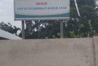 Foto: Papan nama SD Negeri 110 Krui di Dusun Binjai, Pekon Pagar Dalam, Kecamatan Lemong, Kabupaten Pesisir Barat. Sekolah tersebut menjadi salah satu lokasi yang disorot dalam penelusuran awak media terkait pengelolaan pendidikan dan pelaksanaan program sekolah. (Tikampost.id/Tim)