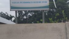 Foto: Papan nama SD Negeri 110 Krui di Dusun Binjai, Pekon Pagar Dalam, Kecamatan Lemong, Kabupaten Pesisir Barat. Sekolah tersebut menjadi salah satu lokasi yang disorot dalam penelusuran awak media terkait pengelolaan pendidikan dan pelaksanaan program sekolah. (Tikampost.id/Tim)