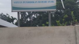 Foto: Papan nama SD Negeri 110 Krui di Dusun Binjai, Pekon Pagar Dalam, Kecamatan Lemong, Kabupaten Pesisir Barat. Sekolah tersebut menjadi salah satu lokasi yang disorot dalam penelusuran awak media terkait pengelolaan pendidikan dan pelaksanaan program sekolah. (Tikampost.id/Tim)