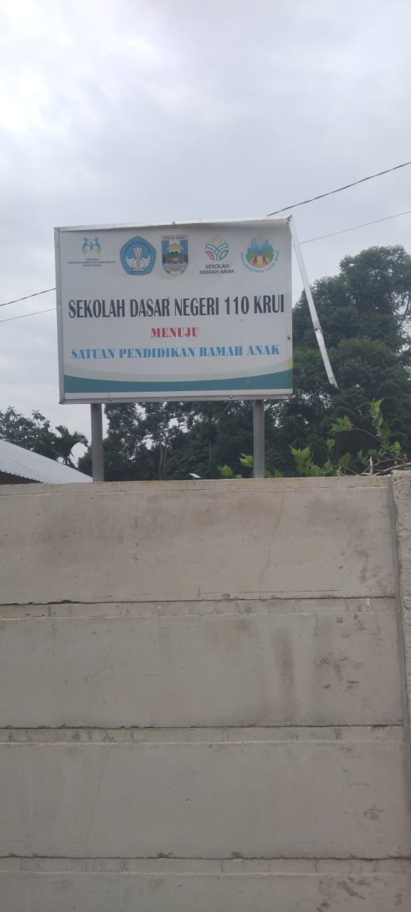 Foto: Papan nama SD Negeri 110 Krui di Dusun Binjai, Pekon Pagar Dalam, Kecamatan Lemong, Kabupaten Pesisir Barat. Sekolah tersebut menjadi salah satu lokasi yang disorot dalam penelusuran awak media terkait pengelolaan pendidikan dan pelaksanaan program sekolah. (Tikampost.id/Tim)