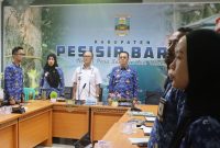 Ilustrasi suasana rapat jajaran Pemerintah Kabupaten Pesisir Barat. Sejumlah pihak meminta instansi terkait meningkatkan pengawasan terhadap kinerja ASN di lingkungan pendidikan menyusul adanya dugaan permasalahan tata kelola sekolah, penyaluran PIP, dan penggunaan Dana BOS di Kecamatan Lemong. (Dok/Tikampost.id)