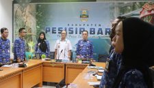 Ilustrasi suasana rapat jajaran Pemerintah Kabupaten Pesisir Barat. Sejumlah pihak meminta instansi terkait meningkatkan pengawasan terhadap kinerja ASN di lingkungan pendidikan menyusul adanya dugaan permasalahan tata kelola sekolah, penyaluran PIP, dan penggunaan Dana BOS di Kecamatan Lemong. (Dok/Tikampost.id)