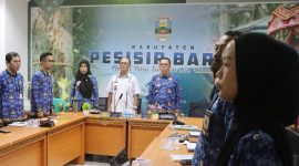 Ilustrasi suasana rapat jajaran Pemerintah Kabupaten Pesisir Barat. Sejumlah pihak meminta instansi terkait meningkatkan pengawasan terhadap kinerja ASN di lingkungan pendidikan menyusul adanya dugaan permasalahan tata kelola sekolah, penyaluran PIP, dan penggunaan Dana BOS di Kecamatan Lemong. (Dok/Tikampost.id)