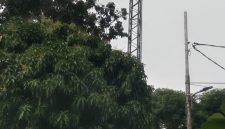 Menara BTS di Jalan Manyar, Kelurahan Serua, Kecamatan Ciputat, Kota Tangerang Selatan, yang diduga berada di kawasan Ruang Milik Jalur (Rumija) perkeretaapian. Warga akan melaporkan persoalan tersebut ke Ditjen Perkeretaapian setelah surat yang dikirim ke PT KAI Daop 1 Jakarta belum mendapat tanggapan. (Foto: Istimewa)