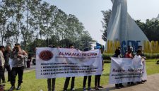 Massa dari Aliansi Masyarakat Madani Tangerang Libas Mafia (Almamater Lima) menggelar aksi unjuk rasa di kawasan Taman Potret, Kota Tangerang, Jumat (19/6/2026). Dalam aksi tersebut, mereka mendesak Manajemen TangCity dan Pemkot Tangerang memberikan klarifikasi terkait perbedaan data luas lahan Ruang Terbuka Hijau (RTH) Taman Potret eks Terminal Cikokol. Foto: Istimewa.