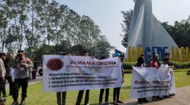 Massa dari Aliansi Masyarakat Madani Tangerang Libas Mafia (Almamater Lima) menggelar aksi unjuk rasa di kawasan Taman Potret, Kota Tangerang, Jumat (19/6/2026). Dalam aksi tersebut, mereka mendesak Manajemen TangCity dan Pemkot Tangerang memberikan klarifikasi terkait perbedaan data luas lahan Ruang Terbuka Hijau (RTH) Taman Potret eks Terminal Cikokol. Foto: Istimewa.