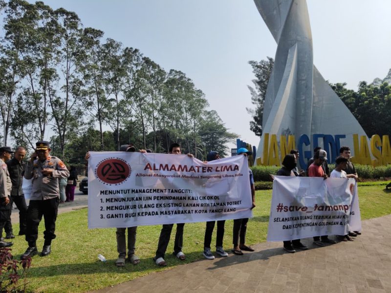 Massa dari Aliansi Masyarakat Madani Tangerang Libas Mafia (Almamater Lima) menggelar aksi unjuk rasa di kawasan Taman Potret, Kota Tangerang, Jumat (19/6/2026). Dalam aksi tersebut, mereka mendesak Manajemen TangCity dan Pemkot Tangerang memberikan klarifikasi terkait perbedaan data luas lahan Ruang Terbuka Hijau (RTH) Taman Potret eks Terminal Cikokol. Foto: Istimewa.