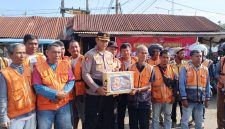 Polres Dharmasraya, Hari Bhayangkara 80, Bhakti Sosial, Bansos, Komunitas Ojek, Ojek Pulau Punjung, Kapolres Dharmasraya, Polda Sumbar, Pulau Punjung, Sembako, Polri Peduli, Berbagi Untuk Sesama,