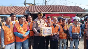 Polres Dharmasraya, Hari Bhayangkara 80, Bhakti Sosial, Bansos, Komunitas Ojek, Ojek Pulau Punjung, Kapolres Dharmasraya, Polda Sumbar, Pulau Punjung, Sembako, Polri Peduli, Berbagi Untuk Sesama,