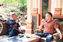 Mantan Bupati Way Kanan dua periode, Raden Adipati Surya (kiri), berbincang santai terkait kondisi perkebunan, mahalnya harga pupuk non-subsidi dan bibit sawit, serta pentingnya investasi kebun untuk masa depan, di Blambangan Umpu, Senin (22/6/2026). Foto: Istimewa.