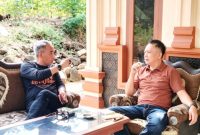 Mantan Bupati Way Kanan dua periode, Raden Adipati Surya (kiri), berbincang santai terkait kondisi perkebunan, mahalnya harga pupuk non-subsidi dan bibit sawit, serta pentingnya investasi kebun untuk masa depan, di Blambangan Umpu, Senin (22/6/2026). Foto: Istimewa.