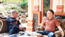 Mantan Bupati Way Kanan dua periode, Raden Adipati Surya (kiri), berbincang santai terkait kondisi perkebunan, mahalnya harga pupuk non-subsidi dan bibit sawit, serta pentingnya investasi kebun untuk masa depan, di Blambangan Umpu, Senin (22/6/2026). Foto: Istimewa.