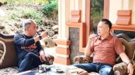Mantan Bupati Way Kanan dua periode, Raden Adipati Surya (kiri), berbincang santai terkait kondisi perkebunan, mahalnya harga pupuk non-subsidi dan bibit sawit, serta pentingnya investasi kebun untuk masa depan, di Blambangan Umpu, Senin (22/6/2026). Foto: Istimewa.