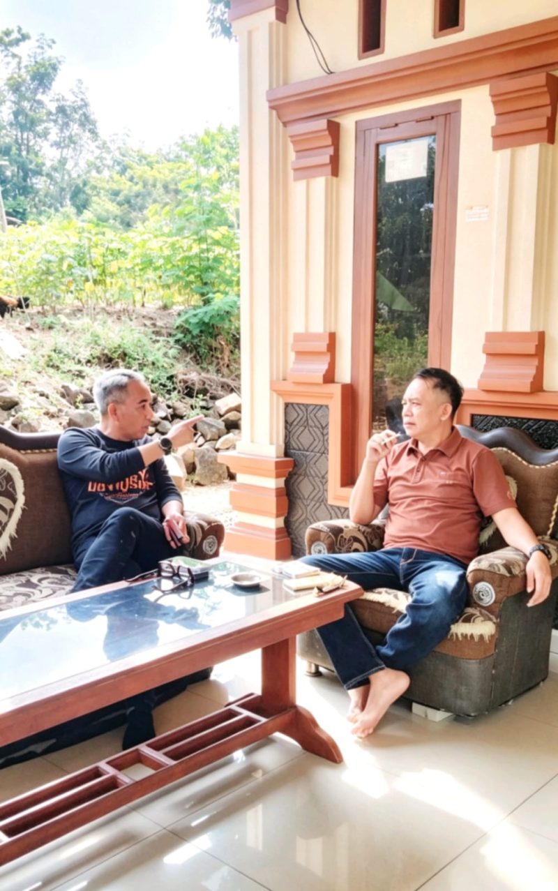 Mantan Bupati Way Kanan dua periode, Raden Adipati Surya (kiri), berbincang santai terkait kondisi perkebunan, mahalnya harga pupuk non-subsidi dan bibit sawit, serta pentingnya investasi kebun untuk masa depan, di Blambangan Umpu, Senin (22/6/2026). Foto: Istimewa.