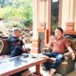 Mantan Bupati Way Kanan dua periode, Raden Adipati Surya (kiri), berbincang santai terkait kondisi perkebunan, mahalnya harga pupuk non-subsidi dan bibit sawit, serta pentingnya investasi kebun untuk masa depan, di Blambangan Umpu, Senin (22/6/2026). Foto: Istimewa.