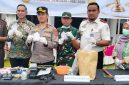 Kepala Kejaksaan Negeri (Kajari) Dharmasraya Indra Gunawan bersama unsur Forkopimda memperlihatkan barang bukti perkara tindak pidana umum yang dimusnahkan di halaman Kantor Kejari Dharmasraya, Kamis (25/6/2026). Barang bukti tersebut berasal dari 47 perkara yang telah berkekuatan hukum tetap (inkracht), dengan kasus narkotika masih mendominasi. (Foto: Tikampost.id)