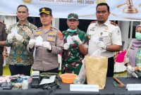 Kepala Kejaksaan Negeri (Kajari) Dharmasraya Indra Gunawan bersama unsur Forkopimda memperlihatkan barang bukti perkara tindak pidana umum yang dimusnahkan di halaman Kantor Kejari Dharmasraya, Kamis (25/6/2026). Barang bukti tersebut berasal dari 47 perkara yang telah berkekuatan hukum tetap (inkracht), dengan kasus narkotika masih mendominasi. (Foto: Tikampost.id)