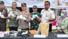 Kepala Kejaksaan Negeri (Kajari) Dharmasraya Indra Gunawan bersama unsur Forkopimda memperlihatkan barang bukti perkara tindak pidana umum yang dimusnahkan di halaman Kantor Kejari Dharmasraya, Kamis (25/6/2026). Barang bukti tersebut berasal dari 47 perkara yang telah berkekuatan hukum tetap (inkracht), dengan kasus narkotika masih mendominasi. (Foto: Tikampost.id)