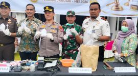 Kepala Kejaksaan Negeri (Kajari) Dharmasraya Indra Gunawan bersama unsur Forkopimda memperlihatkan barang bukti perkara tindak pidana umum yang dimusnahkan di halaman Kantor Kejari Dharmasraya, Kamis (25/6/2026). Barang bukti tersebut berasal dari 47 perkara yang telah berkekuatan hukum tetap (inkracht), dengan kasus narkotika masih mendominasi. (Foto: Tikampost.id)
