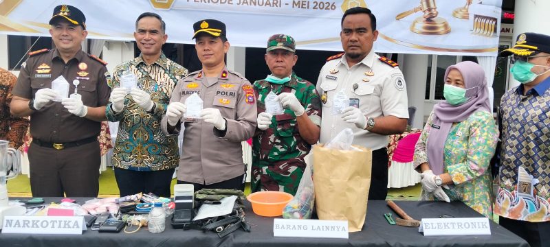 Kepala Kejaksaan Negeri (Kajari) Dharmasraya Indra Gunawan bersama unsur Forkopimda memperlihatkan barang bukti perkara tindak pidana umum yang dimusnahkan di halaman Kantor Kejari Dharmasraya, Kamis (25/6/2026). Barang bukti tersebut berasal dari 47 perkara yang telah berkekuatan hukum tetap (inkracht), dengan kasus narkotika masih mendominasi. (Foto: Tikampost.id)