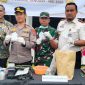 Kepala Kejaksaan Negeri (Kajari) Dharmasraya Indra Gunawan bersama unsur Forkopimda memperlihatkan barang bukti perkara tindak pidana umum yang dimusnahkan di halaman Kantor Kejari Dharmasraya, Kamis (25/6/2026). Barang bukti tersebut berasal dari 47 perkara yang telah berkekuatan hukum tetap (inkracht), dengan kasus narkotika masih mendominasi. (Foto: Tikampost.id)