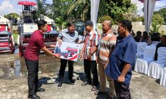 Alek Indra Lukman Serahkan Bantuan Alsintan Rp23,13 Miliar untuk Petani Dharmasraya