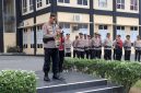 Kapolres menyampaikan bahwa Commander Wish Kapolda Sumatera Barat merupakan pedoman yang harus dipahami dan diimplementasikan oleh seluruh anggota Polri sebagai arah kebijakan dalam mewujudkan institusi kepolisian yang profesional, berintegritas, humanis, dan semakin dipercaya masyarakat.