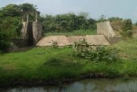 Bendungan yang berada di Kampung Bandar Sari, Kecamatan Way Tuba, Kabupaten Way Kanan, di laporkan mengalami kerusakan (Tikampost.id/Hendri Darmawan)
