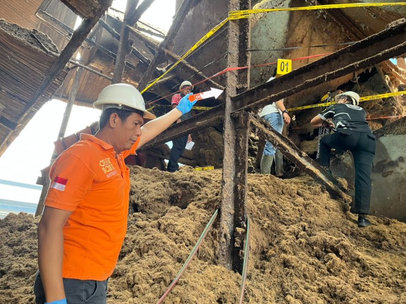 Petugas Polres Dharmasraya bersama tim melakukan olah Tempat Kejadian Perkara (TKP) di area pabrik kelapa sawit PT Dharmasraya Sawit Lestari (DSL), Jorong Palo Koto, Nagari Koto Baru, Kecamatan Koto Baru, Jumat (24/7/2026). Olah TKP dilakukan untuk mengungkap penyebab meninggalnya seorang karyawan yang diduga mengalami kecelakaan kerja saat melakukan pengecekan mesin konveyor. (Foto: Humas Polres Dharmasraya/Tikampost.id)