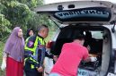 Petugas Satlantas Polres Dharmasraya bersama tenaga medis mengevakuasi jasad pengendara sepeda motor Honda CBR yang meninggal dunia akibat kecelakaan tunggal di Jalan Umum Jalur Dua Simpang SMKN 1 Sungai Rumbai, Kecamatan Sungai Rumbai, Minggu (26/7/2026) dini hari. Korban diduga kehilangan kendali saat melintasi tikungan hingga sepeda motor keluar dari badan jalan dan menghantam pembatas jalan. (Foto: Humas Polres Dharmasraya/Tikampost.id)