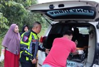Petugas Satlantas Polres Dharmasraya bersama tenaga medis mengevakuasi jasad pengendara sepeda motor Honda CBR yang meninggal dunia akibat kecelakaan tunggal di Jalan Umum Jalur Dua Simpang SMKN 1 Sungai Rumbai, Kecamatan Sungai Rumbai, Minggu (26/7/2026) dini hari. Korban diduga kehilangan kendali saat melintasi tikungan hingga sepeda motor keluar dari badan jalan dan menghantam pembatas jalan. (Foto: Humas Polres Dharmasraya/Tikampost.id)