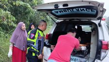 Petugas Satlantas Polres Dharmasraya bersama tenaga medis mengevakuasi jasad pengendara sepeda motor Honda CBR yang meninggal dunia akibat kecelakaan tunggal di Jalan Umum Jalur Dua Simpang SMKN 1 Sungai Rumbai, Kecamatan Sungai Rumbai, Minggu (26/7/2026) dini hari. Korban diduga kehilangan kendali saat melintasi tikungan hingga sepeda motor keluar dari badan jalan dan menghantam pembatas jalan. (Foto: Humas Polres Dharmasraya/Tikampost.id)