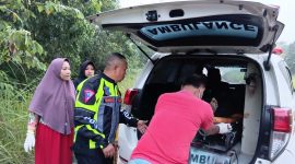 Petugas Satlantas Polres Dharmasraya bersama tenaga medis mengevakuasi jasad pengendara sepeda motor Honda CBR yang meninggal dunia akibat kecelakaan tunggal di Jalan Umum Jalur Dua Simpang SMKN 1 Sungai Rumbai, Kecamatan Sungai Rumbai, Minggu (26/7/2026) dini hari. Korban diduga kehilangan kendali saat melintasi tikungan hingga sepeda motor keluar dari badan jalan dan menghantam pembatas jalan. (Foto: Humas Polres Dharmasraya/Tikampost.id)