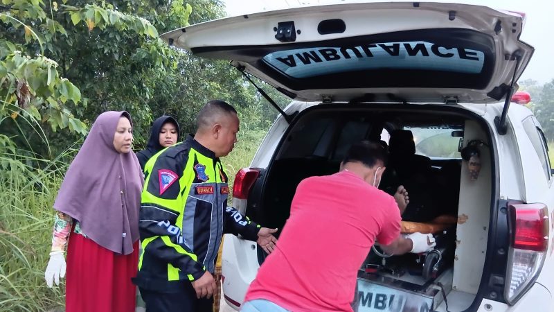 Petugas Satlantas Polres Dharmasraya bersama tenaga medis mengevakuasi jasad pengendara sepeda motor Honda CBR yang meninggal dunia akibat kecelakaan tunggal di Jalan Umum Jalur Dua Simpang SMKN 1 Sungai Rumbai, Kecamatan Sungai Rumbai, Minggu (26/7/2026) dini hari. Korban diduga kehilangan kendali saat melintasi tikungan hingga sepeda motor keluar dari badan jalan dan menghantam pembatas jalan. (Foto: Humas Polres Dharmasraya/Tikampost.id)