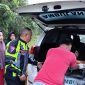 Petugas Satlantas Polres Dharmasraya bersama tenaga medis mengevakuasi jasad pengendara sepeda motor Honda CBR yang meninggal dunia akibat kecelakaan tunggal di Jalan Umum Jalur Dua Simpang SMKN 1 Sungai Rumbai, Kecamatan Sungai Rumbai, Minggu (26/7/2026) dini hari. Korban diduga kehilangan kendali saat melintasi tikungan hingga sepeda motor keluar dari badan jalan dan menghantam pembatas jalan. (Foto: Humas Polres Dharmasraya/Tikampost.id)