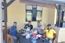 Kapolres Way Kanan AKBP Didik Kurnianto, S.I.K. (kedua dari kiri) berbincang santai bersama Wakil Pimpinan Redaksi Tikampost.id Hendri Darmawan, perwakilan LSM Topan RI, Cek Darlin, dan Kepala Biro Media Globalindo, Fikri, dalam kegiatan silaturahmi yang berlangsung di kediaman Kapolres, Minggu (26/7/2026). Pertemuan tersebut membahas pentingnya sinergi antara Polri, media, dan organisasi kemasyarakatan dalam menjaga keamanan dan ketertiban masyarakat (Kamtibmas) di Kabupaten Way Kanan. (Foto: Tikampost.id/Hendri Darmawan)