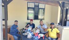 Kapolres Way Kanan AKBP Didik Kurnianto, S.I.K. (kedua dari kiri) berbincang santai bersama Wakil Pimpinan Redaksi Tikampost.id Hendri Darmawan, perwakilan LSM Topan RI, Cek Darlin, dan Kepala Biro Media Globalindo, Fikri, dalam kegiatan silaturahmi yang berlangsung di kediaman Kapolres, Minggu (26/7/2026). Pertemuan tersebut membahas pentingnya sinergi antara Polri, media, dan organisasi kemasyarakatan dalam menjaga keamanan dan ketertiban masyarakat (Kamtibmas) di Kabupaten Way Kanan. (Foto: Tikampost.id/Hendri Darmawan)