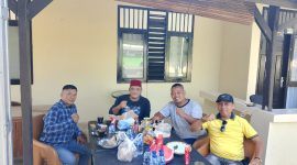 Kapolres Way Kanan AKBP Didik Kurnianto, S.I.K. (kedua dari kiri) berbincang santai bersama Wakil Pimpinan Redaksi Tikampost.id Hendri Darmawan, perwakilan LSM Topan RI, Cek Darlin, dan Kepala Biro Media Globalindo, Fikri, dalam kegiatan silaturahmi yang berlangsung di kediaman Kapolres, Minggu (26/7/2026). Pertemuan tersebut membahas pentingnya sinergi antara Polri, media, dan organisasi kemasyarakatan dalam menjaga keamanan dan ketertiban masyarakat (Kamtibmas) di Kabupaten Way Kanan. (Foto: Tikampost.id/Hendri Darmawan)