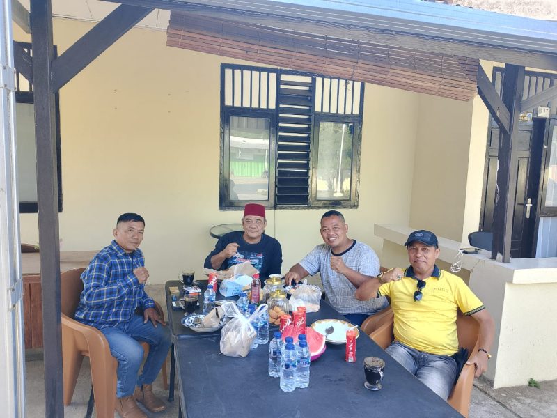 Kapolres Way Kanan AKBP Didik Kurnianto, S.I.K. (kedua dari kiri) berbincang santai bersama Wakil Pimpinan Redaksi Tikampost.id Hendri Darmawan, perwakilan LSM Topan RI, Cek Darlin, dan Kepala Biro Media Globalindo, Fikri, dalam kegiatan silaturahmi yang berlangsung di kediaman Kapolres, Minggu (26/7/2026). Pertemuan tersebut membahas pentingnya sinergi antara Polri, media, dan organisasi kemasyarakatan dalam menjaga keamanan dan ketertiban masyarakat (Kamtibmas) di Kabupaten Way Kanan. (Foto: Tikampost.id/Hendri Darmawan)