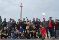 Foto bersama pengurus dan anggota Paguyuban Info Warga Jember (IWJ) Jabodetabek usai menggelar silaturahmi dan rapat koordinasi di kawasan Monumen Nasional (Monas), Jakarta, Minggu (26/7/2026). Pertemuan tersebut menjadi ajang mempererat persaudaraan, memperkuat solidaritas, serta membahas program-program sosial dan kemanusiaan bagi warga Jember di perantauan.