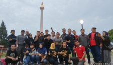 Foto bersama pengurus dan anggota Paguyuban Info Warga Jember (IWJ) Jabodetabek usai menggelar silaturahmi dan rapat koordinasi di kawasan Monumen Nasional (Monas), Jakarta, Minggu (26/7/2026). Pertemuan tersebut menjadi ajang mempererat persaudaraan, memperkuat solidaritas, serta membahas program-program sosial dan kemanusiaan bagi warga Jember di perantauan.