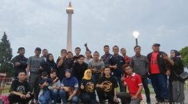 Foto bersama pengurus dan anggota Paguyuban Info Warga Jember (IWJ) Jabodetabek usai menggelar silaturahmi dan rapat koordinasi di kawasan Monumen Nasional (Monas), Jakarta, Minggu (26/7/2026). Pertemuan tersebut menjadi ajang mempererat persaudaraan, memperkuat solidaritas, serta membahas program-program sosial dan kemanusiaan bagi warga Jember di perantauan.