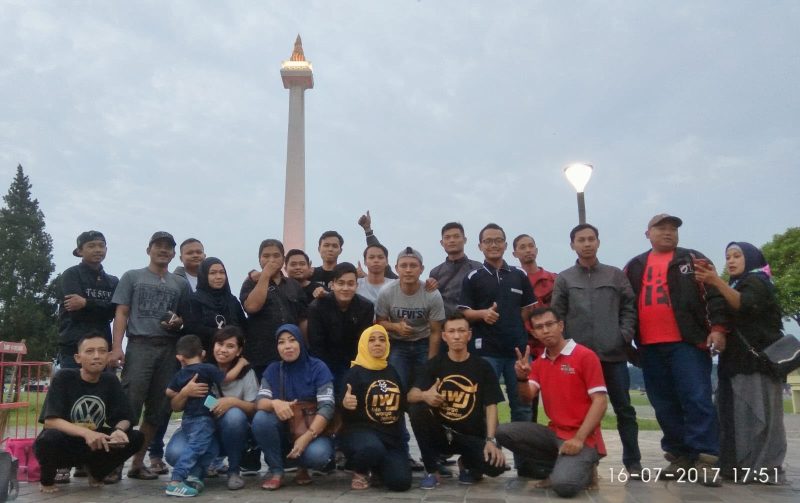 Foto bersama pengurus dan anggota Paguyuban Info Warga Jember (IWJ) Jabodetabek usai menggelar silaturahmi dan rapat koordinasi di kawasan Monumen Nasional (Monas), Jakarta, Minggu (26/7/2026). Pertemuan tersebut menjadi ajang mempererat persaudaraan, memperkuat solidaritas, serta membahas program-program sosial dan kemanusiaan bagi warga Jember di perantauan.